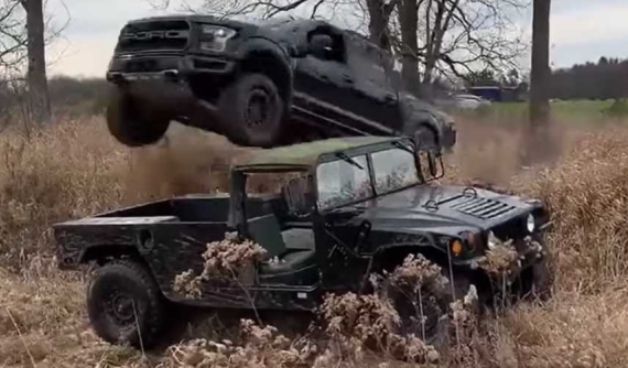 Chứng kiến YouTuber trẻ tuổi lái Ford F-150 Raptor "bay qua" Hummer cho vui