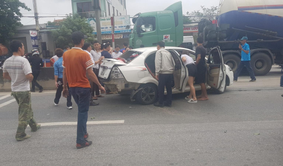 Video: Ô tô con sang đường, bị xe đầu kéo tông văng trên quốc lộ 1A