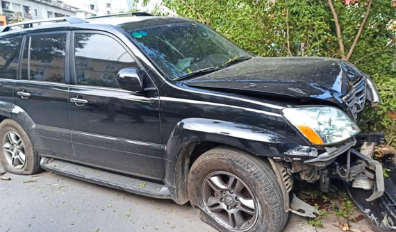 Hà Nội: Lexus GX470 lao qua dải phân cách, tông gãy cây xanh, đầu xe hư hỏng nặng
