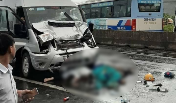Khánh Hoà: Xe khách 16 chỗ va chạm với xe máy trên QL1A, 2 người thương vong