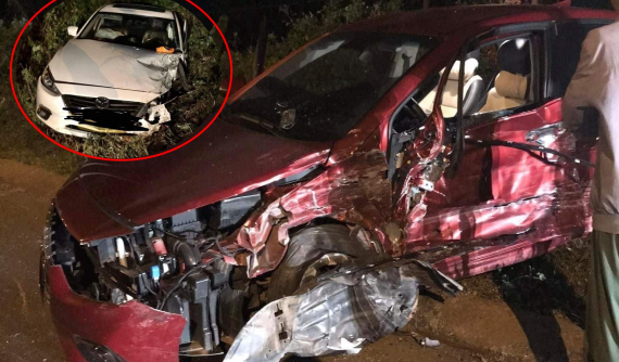 Đắk Lắk: Va chạm ở khúc cua, Mazda lao vào bụi cỏ bên đường, ô tô 5 chỗ ngồi nát bét bên hông xe
