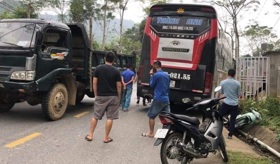 Phú Thọ: Xe khách tông hàng loạt xe máy, nhiều người trọng thương