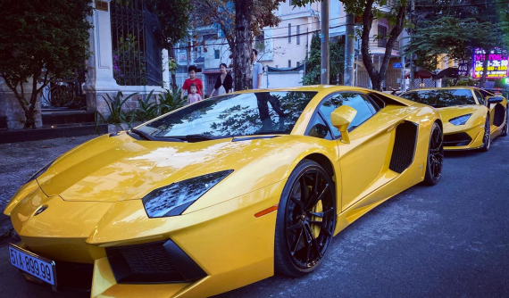 Góc ảnh tương phùng của Lamborghini Aventador đầu tiên về Việt Nam cùng Lamborghini Aventador SVJ
