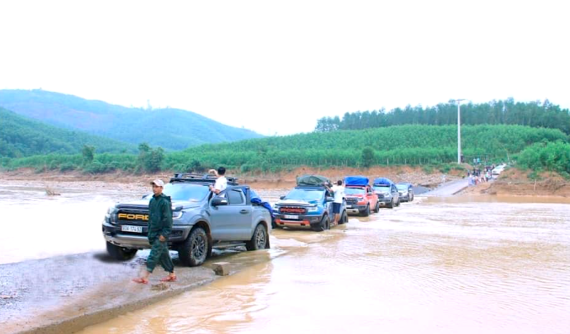 Yêu bán tải như con nhưng khi cộng đồng vẫy gọi, gần 70 tài xế không quản khó khăn đến tiếp sức người dân vùng lũ