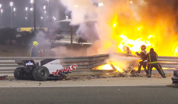 Tay đua F1 thoát chết trong gang tấc khi đâm vào rào cản, khiến xe đứt làm đôi và phát nổ ngay lập tức