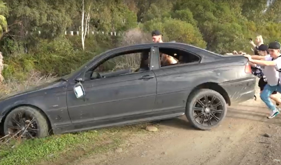 Ngôi sao mạng xã hội bị bắt vì đẩy chiếc ô tô hạng sang BMW 3-Series xuống bờ sông