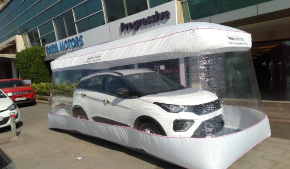 Chống đại dịch Covid-19, hãng xe Tata bọc ô tô trong bong bóng khổng lồ để giao cho khách