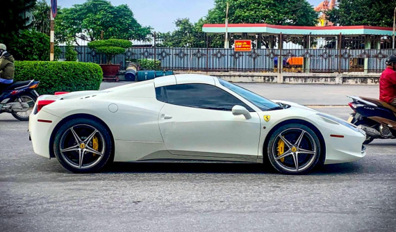 Siêu xe mui trần Ferrari 458 Spider cùng Rolls-Royce Cullinan đang trên đường vào Nam