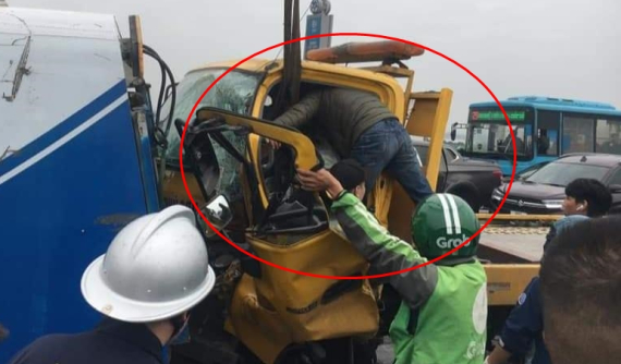 Xe cứu hộ tông đuôi xe rác trên cầu Nhật Tân, 2 người thương vong