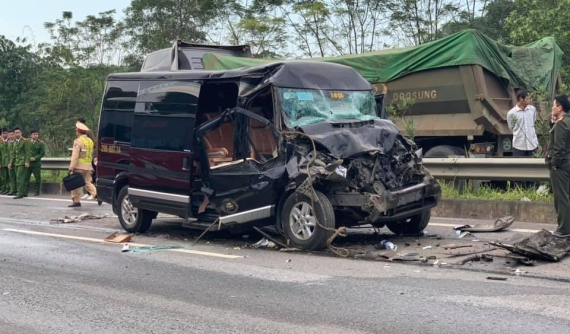 Video: Xe Limousine tông đuôi xe container trên cao tốc Nội Bài - Lào Cai khiến 8 người thương vong