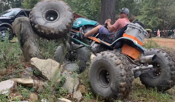 Chiếc "máy cắt cỏ off-road" này sẽ khiến nhiều chiếc ô tô phải xấu hổ vì khả năng vượt địa hình