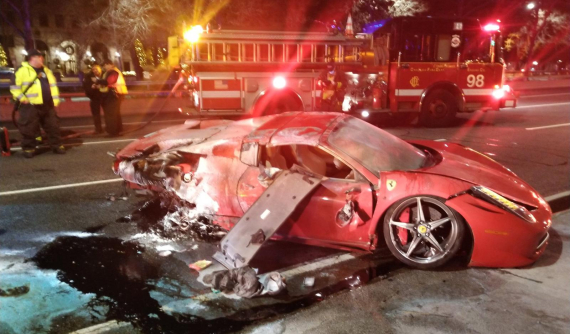 Video: Ôm cua thất bại, thanh niên 22 tuổi khiến siêu xe Ferrari lật ngửa rồi bốc cháy