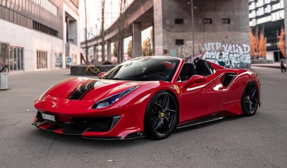 Vẻ đẹp Ferrari 488 Pista Spider có màu sơn và sọc đen y hệt siêu xe của doanh nhân quận 12