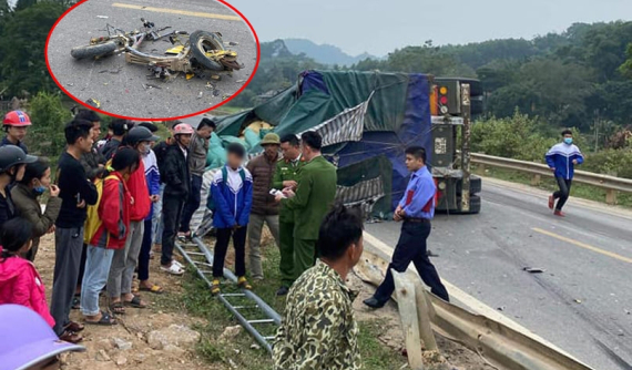 Video: Tài xế đánh lái né học sinh sang đường ẩu khiến xe đầu kéo lật nghiêng, đè tử vong người ngồi bên đường