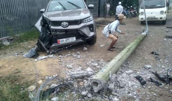 Đồng Nai: Toyota Fortuner Legender 2020 mới mua tông gãy cột đèn, bung đủ túi khí