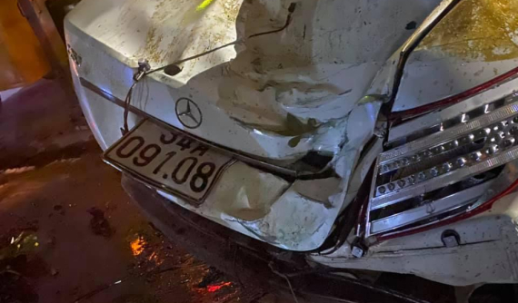 Hải Dương: Xe sang Mercedes-Benz rơi xuống kênh nước, tài xế tử vong