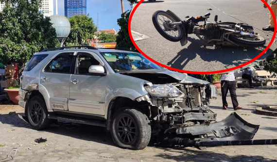 Video: Sau va chạm với xe máy, Toyota Fortuner tông ghế đá, lao thẳng vào sân Nhà thờ Núi