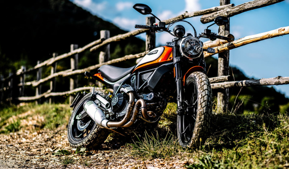 Để xe trong hầm chung cư, xe mô tô Ducati Scrambler bị kẻ gian "luộc" đồ, thiệt hại hơn 50 triệu đồng