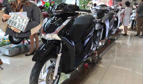Chiếc xe Honda SH150i dưới đây bán chơi cũng được vài trăm triệu nhờ biển số ngũ quý 8