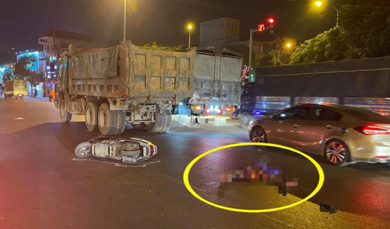 Hà Nội: Người phụ nữ chết thảm dưới bánh xe ben Howo sau va chạm giao thông