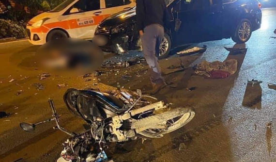 Video: Xe máy chở 3 tông trực diện vào Toyota ở Lào Cai, 3 người thương vong