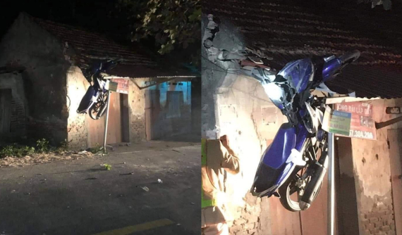 Xe côn tay Yamaha Exciter bay lên nóc nhà trong vụ tai nạn hi hữu tại Hải Dương