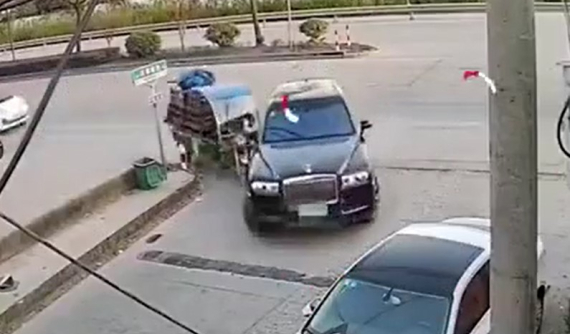 Video: Xe ba gác va chạm với SUV siêu sang Rolls-Royce Cullinan, tiền sửa lên đến hơn 700 triệu đồng