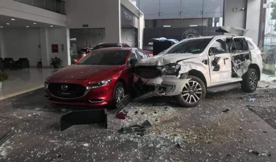 Phú Thọ: Nữ tài xế lái SUV 7 chỗ Ford Everest đâm vào showroom ô tô, 1 người tử vong