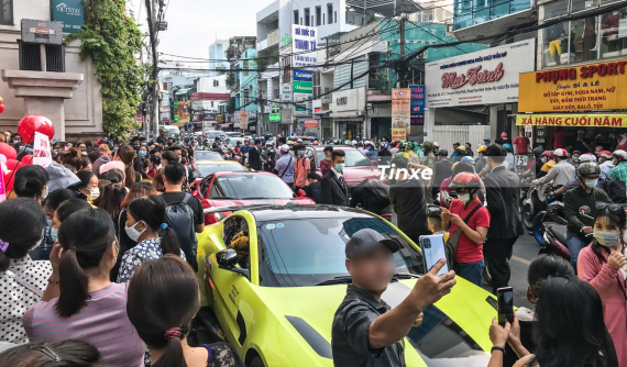 Video: Người dân hiếu kỳ vây quanh dàn siêu xe hơn 200 tỷ đồng của Hoàng Kim Khánh khiến giao thông ùn tắc
