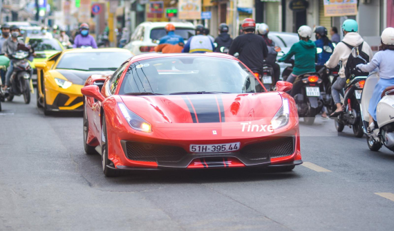 Hoàng Kim Khánh mang dàn siêu xe hơn 200 tỷ đồng dạo phố Sài thành