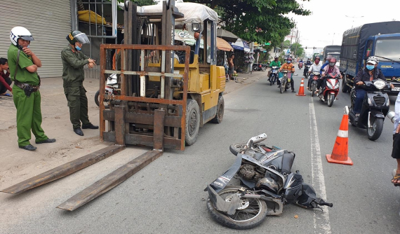 Bình Dương: Va chạm với xe nâng, thanh niên chạy xe máy ngã xuống đường, chấn thương khá nặng