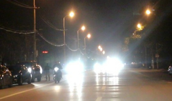 Các anh các chị đi xe trong phố toàn bật đèn pha như thế là muốn chúng tôi sống sao?