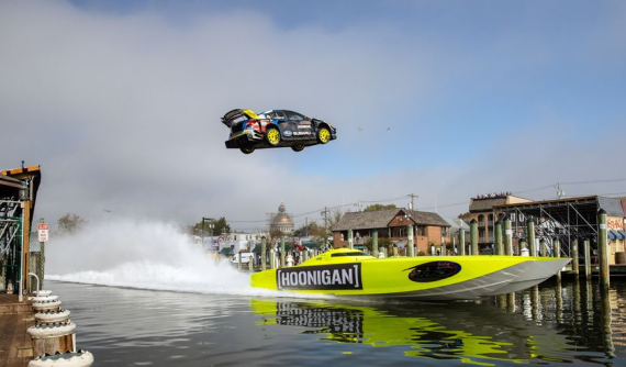 Theo dõi chiếc Subaru WRX STI mạnh 862 mã lực "bay qua" một con tàu máy trong video Gymkhana 2020