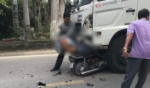 Yên Bái: Xe máy cắm chặt vào đầu xe rác, một người nguy kịch