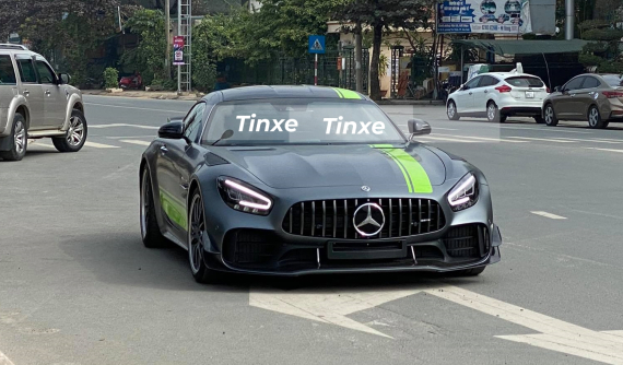 Video: Siêu xe Mercedes-AMG GT R Pro độc nhất Việt Nam lăn bánh tại Hoà Bình