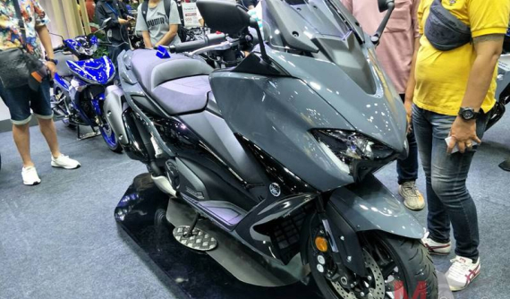 Soi màu xám xi măng "hot trend" trên xe tay ga hạng nặng Yamaha TMax 560