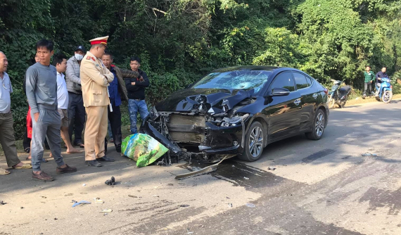 Video: Lấn làn, tông trực diện vào Hyundai Elantra, người điều khiển xe máy chấn thương sọ não