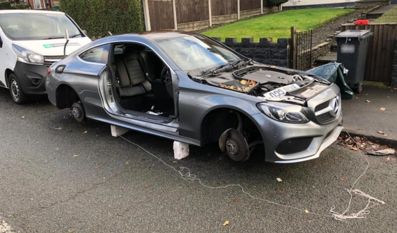 Cặp vợ chồng "tá hỏa" khi phát hiện chiếc Mercedes-Benz C-Class của mình bị "lột sạch" phụ kiện sau một đêm