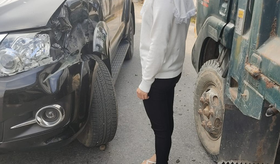 Video: Ôm cua lấn làn, nữ tài xế lái Toyota Fortuner va chạm với ô tô tải tại Thái Bình