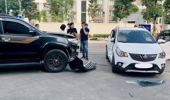 Hà Nội: VinFast Fadil móp nặng bên hông xe sau va chạm với Toyota Fortuner, túi khí rèm có bung ra