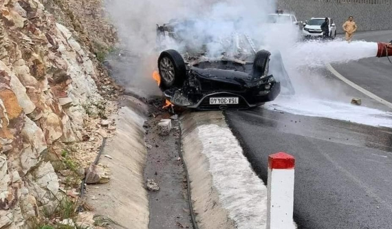 Ô tô Mazda tông vào vách núi trên đường vào Yên Tử rồi bốc cháy, 3 người thương vong