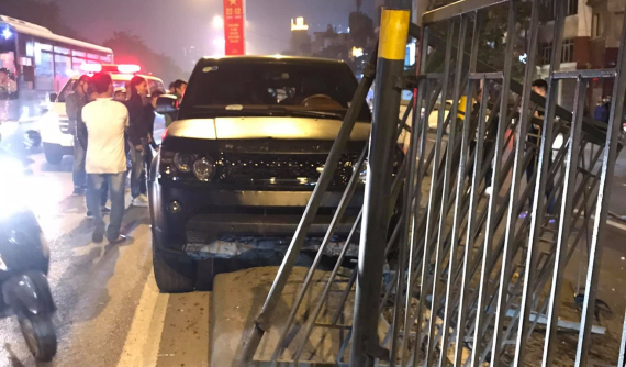 Hà Nội: Range Rover lao lên dải phân cách, ủi tung hàng rào sắt khiến xe Mazda bị hỏng nặng