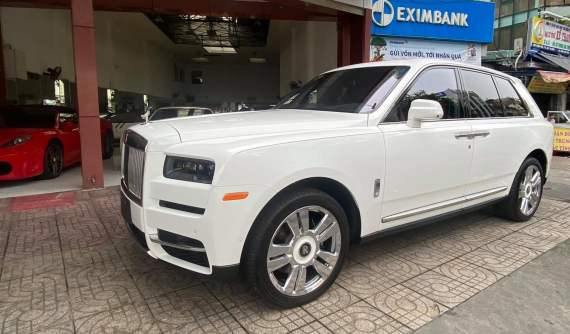 Vẻ đẹp "viên kim cương thô" đắt nhất thế giới Rolls-Royce Cullinan trên đường phố Sài thành