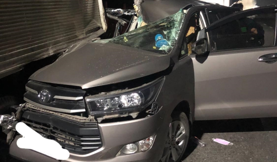 Hậu Giang: Tài xế ngủ gật khiến Toyota Innova tông vào đuôi xe tải dừng đỗ trên QL1A