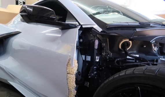 Chào thua YouTuber nghịch ngợm sửa chữa thân vỏ xe Chevrolet Corvette 2020 bằng mỳ ăn liền