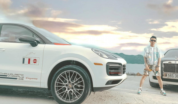 Video: Dàn xe khủng của Minh "Nhựa" đỗ ngoài đường với tâm điểm là "gà mới" Porsche Cayenne Coupe