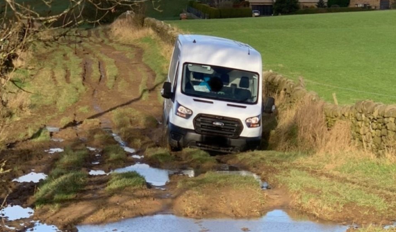 Tin tưởng hệ thống điều hướng, tài xế xe van giao hàng bị mắc kẹt trên con đường bùn đất