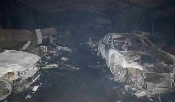 Bộ sưu tập xe gồm 80 chiếc Lamborghini, Ferrari, Porsche và Jaguar bị "hóa vàng" trong vụ cháy 2 ngôi nhà