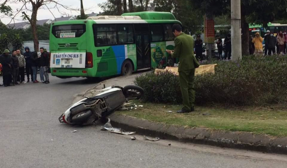 Va chạm với xe buýt trong khu đô thị Đặng Xá của Hà Nội, nam thanh niên đi xe máy tử vong