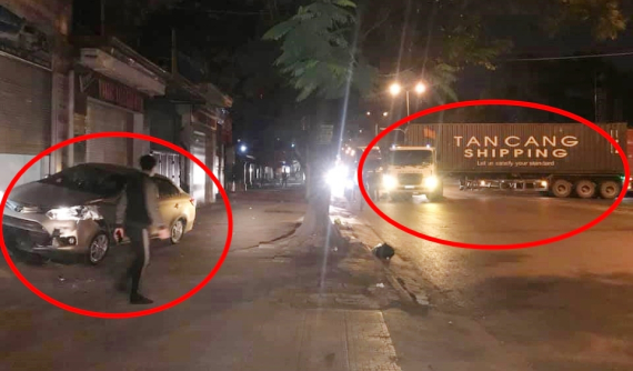 Hải Phòng: Va chạm với xe container đang quay đầu, Toyota lao lên vỉa hè, dừng sát mép cửa nhà dân